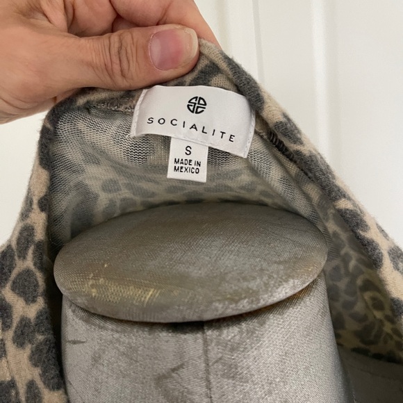 Leopard print long sleeve very soft drawstring hem - Picture 4 of 7